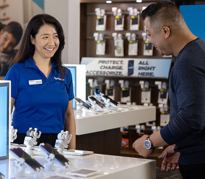 Spectrum employee assisting customer with mobile purchase